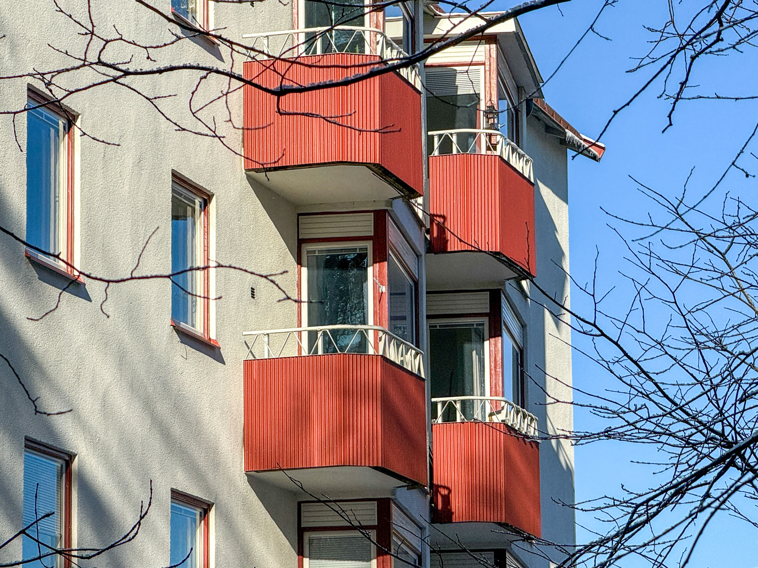 Närbild på fasad och balkonger.