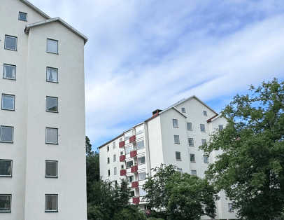 Fasadbilder på två fastigheter med del av den ena fastigheten i förgrunden.
