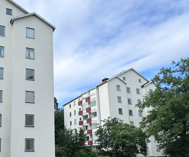 Fasadbilder på två fastigheter med del av den ena fastigheten i förgrunden.